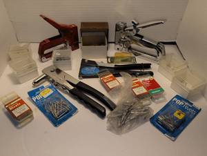 lot 1348 image: Rivet guns, staplers and accessories