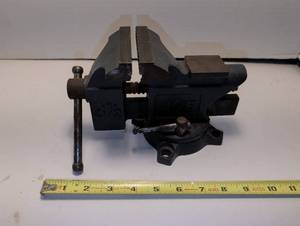 lot 1359 image: Bench Vise 3.5 Inch