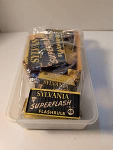 lot 1423 image: Sylvania Superflash Press 40 Flashbulb Lot