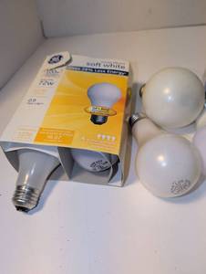 lot 1427 image: Light Bulb Lot GE Sylvania Halogen Reflector Soft White 150W