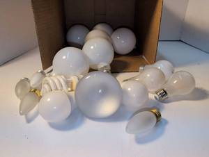 lot 1428 image: Lot of Incandescent and CFL Light Bulbs Mixed Sizes