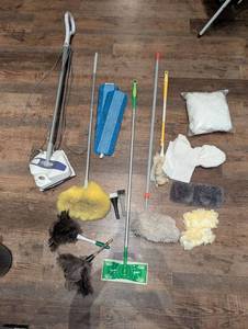 lot 1475 image: Light n Easy Steam Mop Cleaning Kit with cleaning accessories