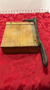 lot 1522 image: Ideal paper cutter 6.5x7