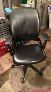 lot 1543 image: Steelcase adjustable office chair 42x26x24 seat 20