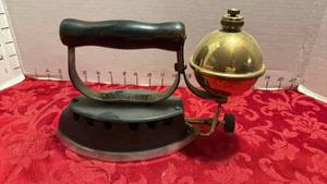 lot 1571 image: Vintage gas iron
