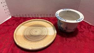 lot 1572 image: Stoneware dish and planter