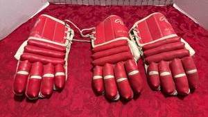 lot 1581 image: Rawlings Ice hockey gloves