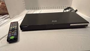 lot 1626 image: Samsung  Blu-Ray disc player with remote