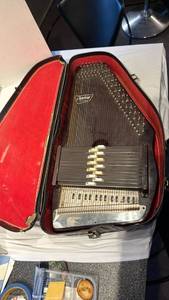 lot 1646 image: Vintage acoustic Oscar Schmidt Autoharp with case