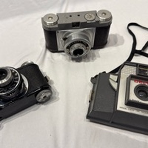 lot 1651 image: 2 Vintage Spartus 35 cameras and Delta Imperial camera