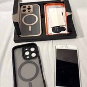 lot 1656 image: iPhone and 2 cases