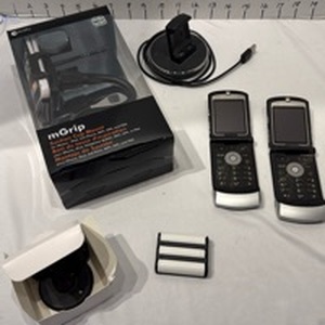 lot 1658 image: Motorola flip phones, mGrip mount and more