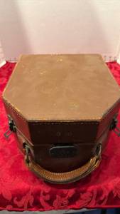 lot 1685 image: Vintage Bell and Howell case with velvet lining