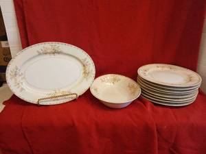 lot 1821 image: Dinnerware Set Floral Bowls Plates Made in Japan 11 pieces