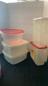 lot 1910 image: Rubbermaid storage containers