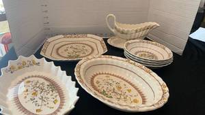lot 1917 image: Copeland Spode Buttercup Tableware Set England
