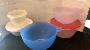 lot 1922 image: Plastic Mixing Bowls