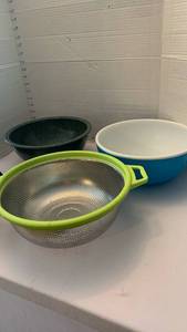 lot 1925 image: Bowls and colander