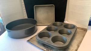 lot 1940 image: Cookie sheet, muffin pan, cake pans