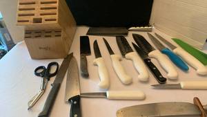 lot 1942 image: Misc knives and knife block