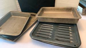 lot 1944 image: Lot of 3 Baking Pans and Grilling Pan