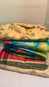 lot 2023 image: 3 plastic and 2 fabric table cloths