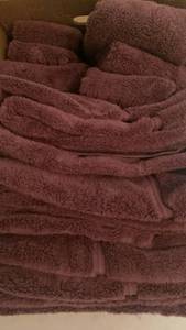 lot 2028 image: Bath towels and hand towels