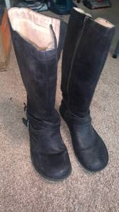 lot 2047 image: Ladies Ugg boots size 10