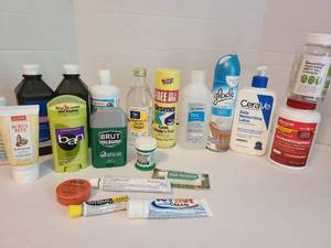 lot 2138 image: Bathroom products, rubbing alcohol, hydrogen peroxide, Acetaminophen, empty pill capsules,more
