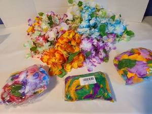 lot 2165 image: Leis and packaged feather boas