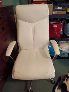 lot 2272 image: White Leather Office Chair