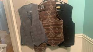 lot 2318 image: Mens vests M-L