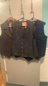 lot 2319 image: Mens vests M