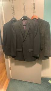 lot 2320 image: Mens suit jackets Chaps 40R, 40S and no size