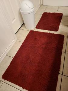 lot 2501 image: Burgundy bath rugs and plastic trash can with flip lid