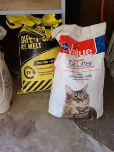 lot 4004 image: Ice melt and cat litter
