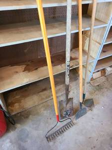 lot 4012 image: Yard tools