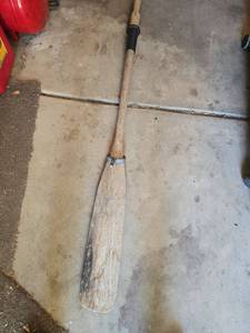 lot 4016 image: Vintage wooden rowboat oar with oarlock