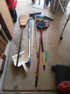 lot 4104 image: Lot of Assorted  Cleaning Tools with 28x25x15 Ribbermaid roughneck trash can with lid
