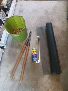 lot 4113 image: Roll of Sceen unknown amount , 12 can WD40 and more