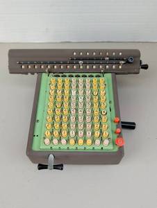 lot 4306 image: Vintage Mechanical Adding Machine