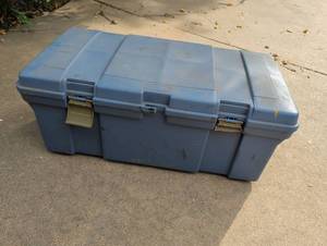 lot 4314 image: Blue Plastic foot locker with one bad latch