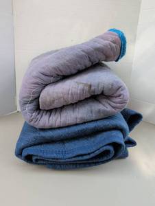 lot 4323 image: 2 used moving blankets