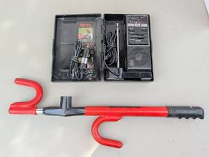 lot 4352 image: General Electric Mobile CB Radio 2-Unit Lot and Club anti theft device with no key