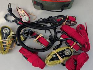 lot 4354 image: Ratchet Tie Down Strap Set with Storage Bag 4-Pack