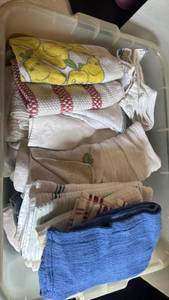 lot 4433 image: Towels and rags with plastic tub