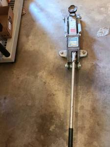 lot 4506 image: 4000 LBS Hydraulic Floor Jack Model F-361 5.5-15 Inch Lift Range