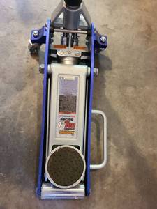 lot 4507 image: Pittsburgh Racing 1.5 Ton Floor Jack RapidPump 64545