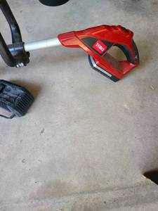 lot 4512 image: Toro weedeateredger with battery and charger