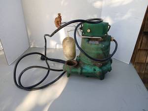 lot 4529 image: Green Submersible Pump with Float Switch and Pressure Tank